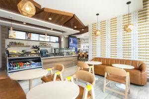 a restaurant with tables and chairs and a counter at Courtyard by Marriott Santa Monica in Los Angeles