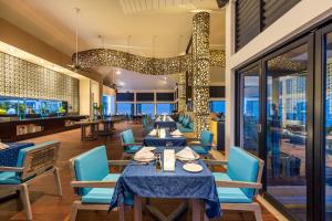 Restaurace v ubytování Angsana Velavaru In-Ocean Villas - Enjoy 2 pax 50 percent off seaplane and for 4 nights and above, Book Stay period from18 June to 30 Sep 2025