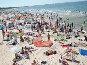 eine große Menschenmenge an einem überfüllten Strand in der Unterkunft Topaz, holiday house in Wapnica in Wapnica