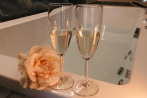 ポンペイにあるRuins de charme B&B luxury Pompeiのシャンパン2杯、バスタブの上の花 +37枚の写真
