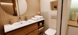 a bathroom with a sink and a mirror at Estudio centro de La Laguna in La Laguna +14 photos