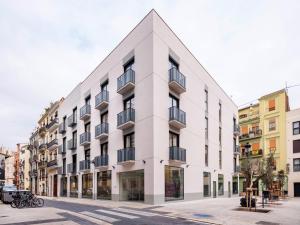 un edificio bianco con balconi su una strada di Numa Valencia El Carmen a Valencia