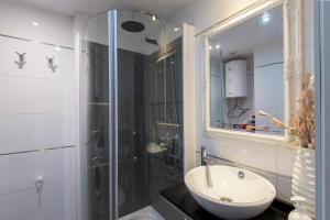 biała łazienka z prysznicem i umywalką w obiekcie La Marina Suite Málaga w Maladze +22 zdjęcia