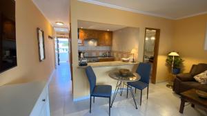a kitchen and living room with a table and chairs at App 308 - Wundervoller Meerblick, sehr zentrale Lage, angenehm ruhig in Tías