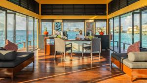 Posezení v ubytování Angsana Velavaru In-Ocean Villas - Enjoy 2 pax 50 percent off seaplane and for 4 nights and above, Book Stay period from18 June to 30 Sep 2025