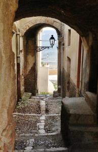 an alley way with an archway in an old building at Nomadi Sedentari - Irsina in Irsina