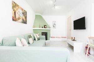 TV a/nebo společenská místnost v ubytování Focolare Corfiot Residence, Sinarades + 26 fotografií