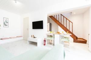 TV a/nebo společenská místnost v ubytování Focolare Corfiot Residence, Sinarades