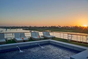 Bazén v ubytování Mövenpick Royal Lily Nile Cruise, Every Monday Four Nights From Luxor, Every Friday Three Nights From Aswan - Including Excursions & Sightseeing nebo v jeho okolí