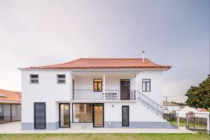 MouronhoCasa Chaouen的带阳台的白色房子