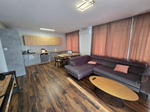 a living room with a couch and a table at Apartman Velka Lomnica Lesna 5 in Veľká Lomnica