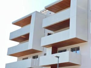 an apartment building with white balconies and a street light at Stylische Wohnung mit Balkon in Graz
