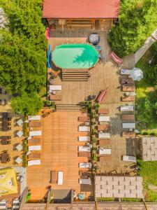 ボロヴェッツにあるVillas Mura with SPA & Hot Swimming Poolのプールのある建物の上空からの眺め