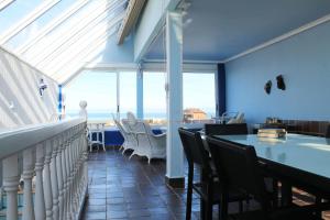 ein Esszimmer mit Blick auf das Meer in der Unterkunft La Casa de las Ostras in Mogro