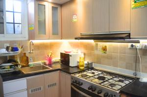 una cucina con lavello e fornello forno superiore di Villa Remboelan Shariah Guest House a Palur Altre 19 foto