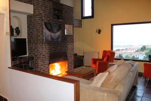 ein Wohnzimmer mit Sofa und Kamin in der Unterkunft La Casa de las Ostras in Mogro