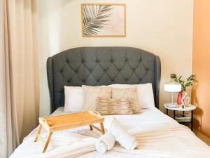 - un lit avec une tête de lit noire et un plateau en bois dans l'établissement Luxury BGC Condo Near Uptown,Grand Hyatt #upt219k, à Manille 23 autres photos