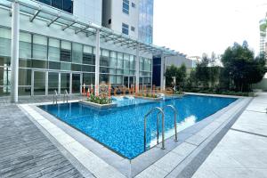 ein großes Schwimmbecken vor einem Gebäude in der Unterkunft Prime BGC 1BR Near Mitsukoshi Mall #upt16m in Manila