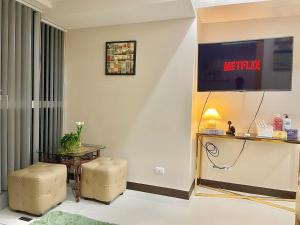 Χώρος καθιστικού στο Prime BGC Condo Near Grand Hyatt #upt131q