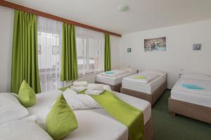 Rúm í herbergi á Hotel Sonnhof Rauris
