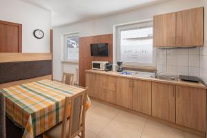 Eldhús eða eldhúskrókur á Hotel Sonnhof Rauris