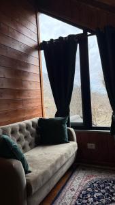 Predel za sedenje v nastanitvi Bar Restorant Geshtenja