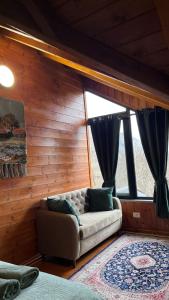 Predel za sedenje v nastanitvi Bar Restorant Geshtenja