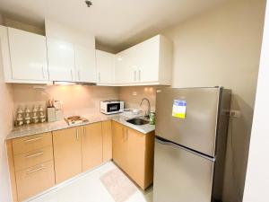 Dapur atau dapur kecil di Luxury BGC Condo Across Mitsukoshi #upt112b