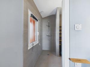 bagno con doccia e finestra di Superbe villa à Plouguerneau les pieds dans l'eau a Plouguerneau Altre 23 foto