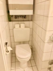 Baño pequeño con aseo blanco y toallas en 'Edes Huus', en Langeoog