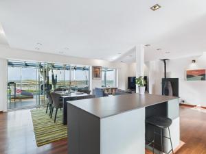 una cucina e un soggiorno con tavolo e sedie di Superbe villa à Plouguerneau les pieds dans l'eau a Plouguerneau