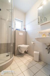 Et badeværelse på 'Marintje' + 10 billeder