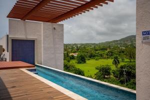 Bazén v ubytování Montego Bay - Dream 36 Apartment - 15mins from Airport nebo v jeho okolí