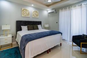Postel nebo postele na pokoji v ubytování Montego Bay - Dream 36 Apartment - 15mins from Airport + 37 fotografií