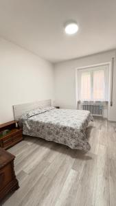 a bedroom with a bed and a wooden floor at Casa Vacanze Nuvola in Pietralunga +16 photos