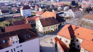 Nespecifikovaný výhled na destinaci Slovinská Bystrica nebo výhled na město při pohledu z ubytování v soukromí