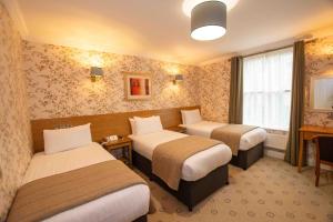 Uma cama ou camas num quarto em Castle Hotel