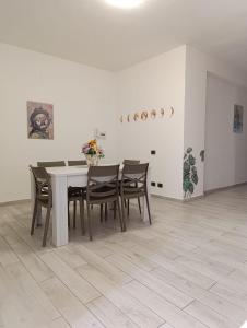 jadalnia ze stołem i krzesłami w obiekcie Villa Pinella w mieście Palermo +29 zdjęć