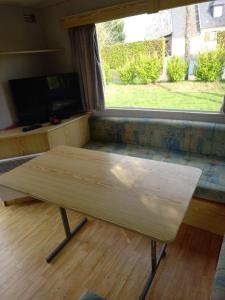 TV a/nebo společenská místnost v ubytování Mobil-home charmant à 10 minutes de la mer
