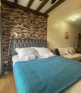 Ένα ή περισσότερα κρεβάτια σε δωμάτιο στο Pinesuites Tagaytay Rustic Studio near Sky Ranch