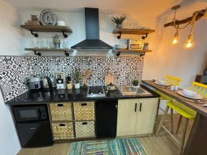 Η κουζίνα ή μικρή κουζίνα στο Pinesuites Tagaytay Rustic Studio near Sky Ranch