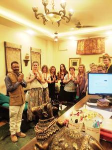 Un grupo de personas de pie en una habitación en Little Ganesha Inn, en Jaipur