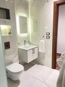 Un baño de Roone pyramids view inn