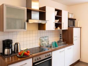 Η κουζίνα ή μικρή κουζίνα στο Apartment Strandvilla - LUB110 by Interhome