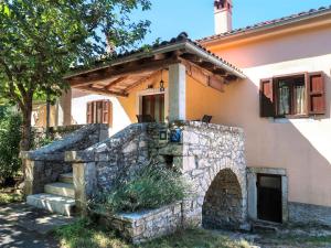 una casa con una escalera de piedra delante de ella en Holiday Home Nino by Interhome, en Kršan