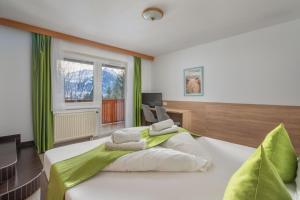 Rúm í herbergi á Hotel Sonnhof Rauris