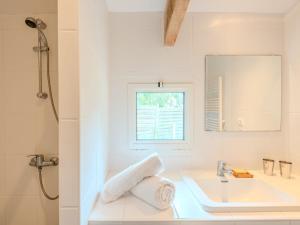 Koupelna v ubytování Holiday Home Les Bruyères by Interhome