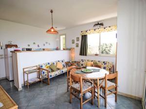 Kuchyňa alebo kuchynka v ubytovaní Apartment Cicladi Tinos by Interhome