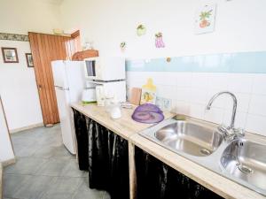 Kuchyňa alebo kuchynka v ubytovaní Apartment Cicladi Tinos by Interhome