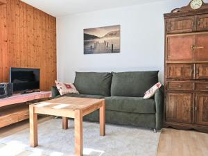 โทรทัศน์และ/หรือระบบความบันเทิงของ Apartment Jorasse A 1 by Interhome